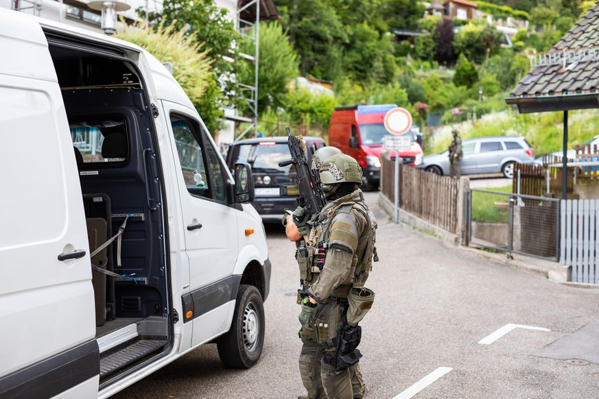 Einsatzkräfte suchen nach Yves R., der vier Polizisten entwaffnet hat und sich seitdem im Schwarzwald versteckt.