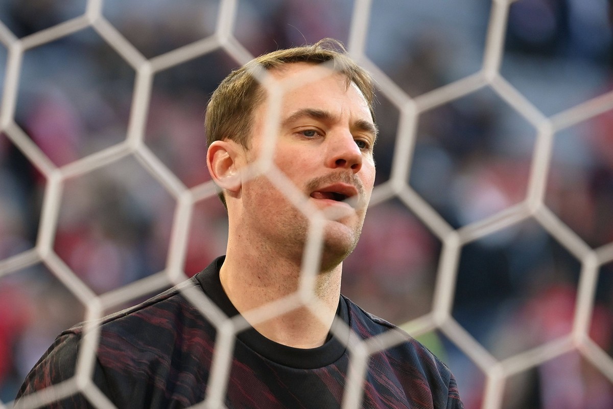 Manuel NEUER Torwart Bayern Muenchen, Aktion,Einzelbild,angeschnittenes Einzelmotiv,Portraet,Portrait,Portr�t. Fussball 1. Bundesliga Saison 2025/2026, 12.Spieltag, Spieltag12 FC Bayern Muenchen - FC  ...