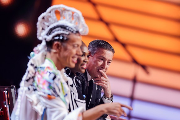 25.02.2022, Nordrhein-Westfalen, K�ln: Jorge Gonzalez (l-r), Motsi Mabuse und Joachim Llambi, Jurymitglieder, sitzen in der RTL-Tanzshow &quot;Let&#039;s Dance&quot; im Coloneum. Foto: Rolf Vennenbern ...