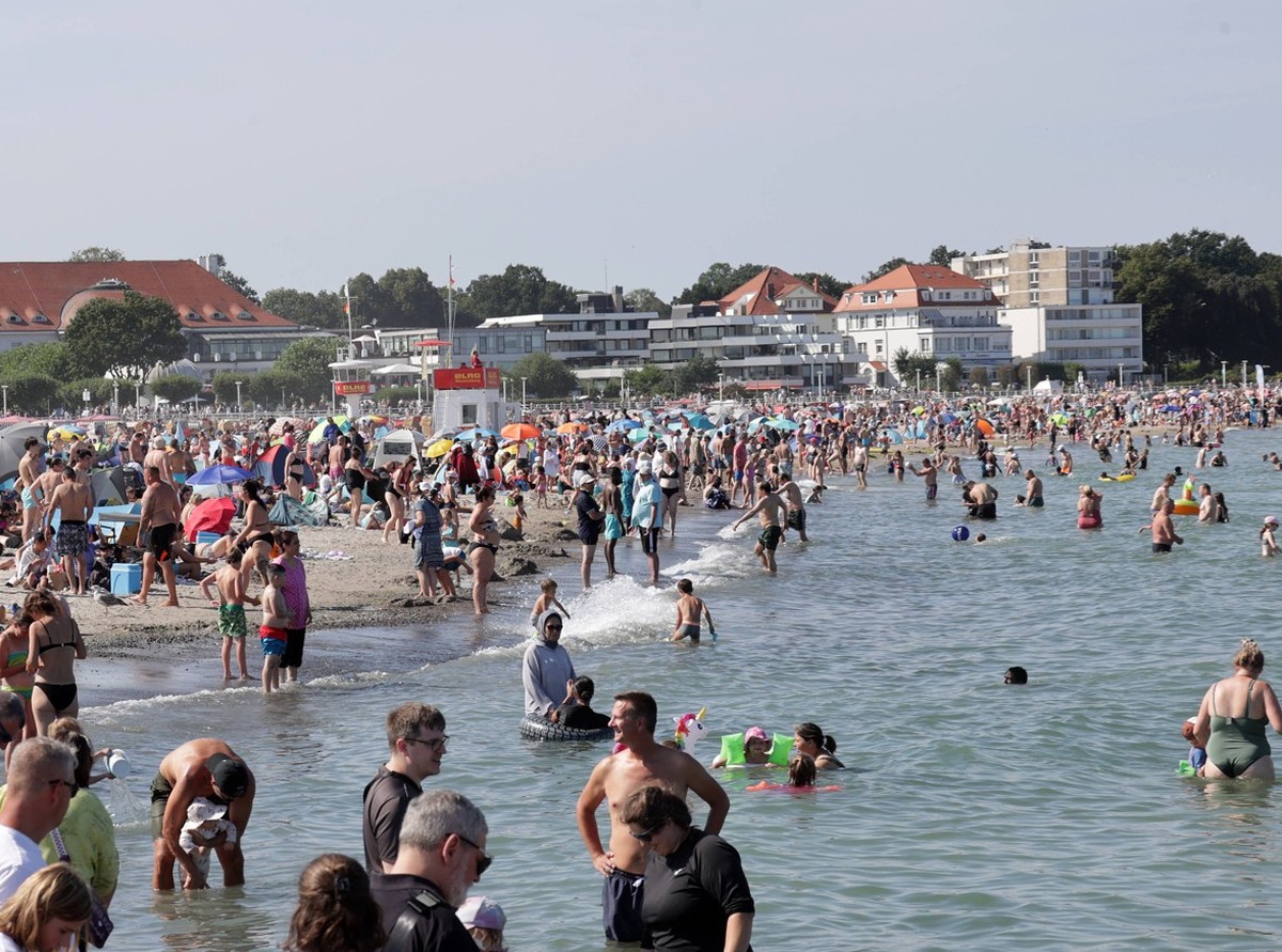 impressionen des vollen Strandes in Travemuende Reisen, Tourismus, urlaub, Ferien, Ostsee, Travemuende, Sommer, Hitze Travemuende *** impressions of the full beach in Travemuende travel, tourism, vaca ...