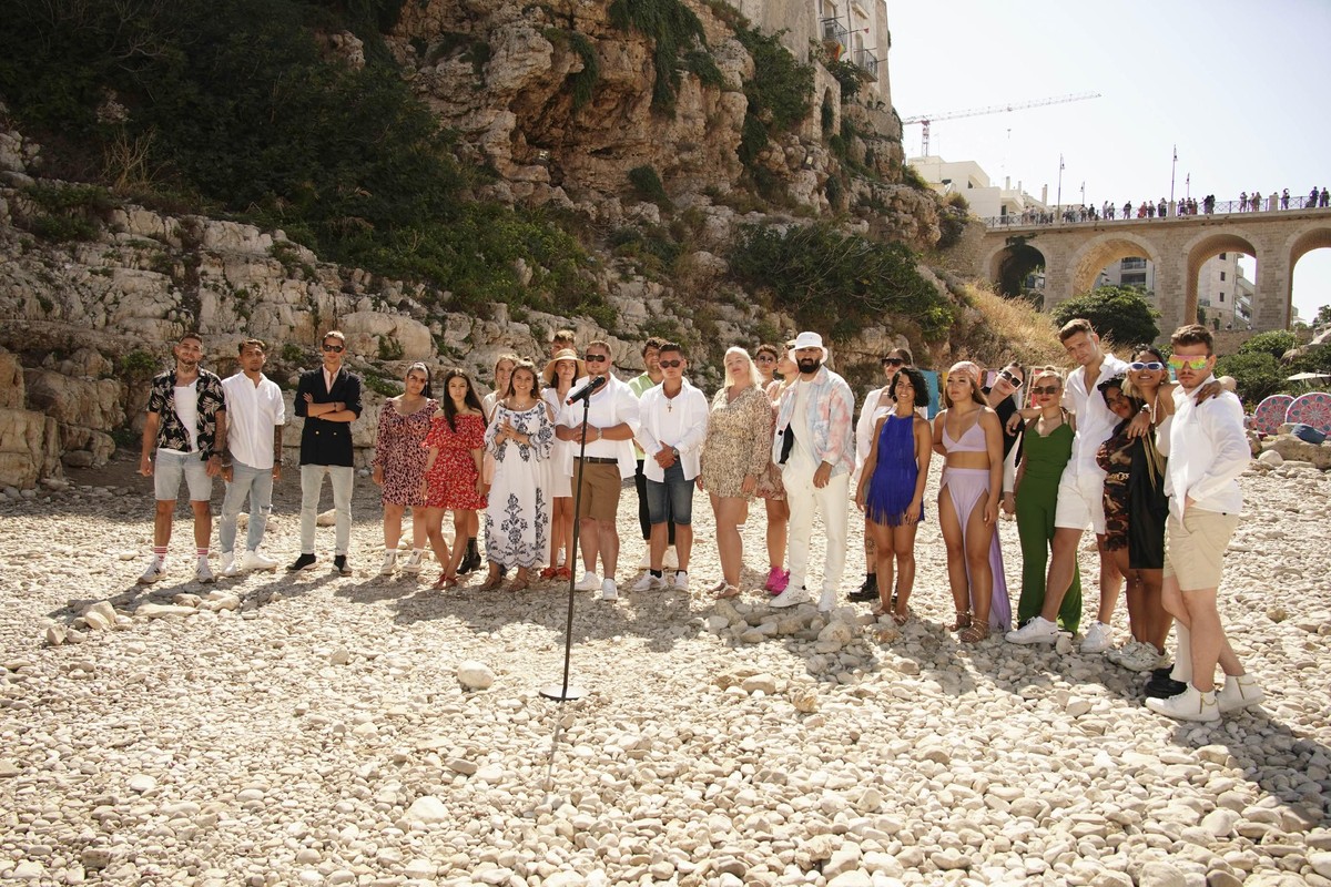 Die Kandidat:innen warten am ersten Set des Auslands-Recalls in Polignano a Mare auf die Entscheidung der Jury.

Die Verwendung des sendungsbezogenen Materials ist nur mit dem Hinweis und Verlinkung a ...
