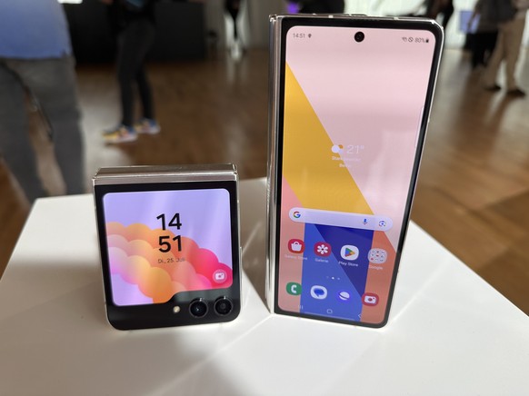 Produzione - 25 luglio 2023, Berlino: modelli di smartphone Samsung Galaxy Z Flip 5 (l) e Galaxy Z Fold 5 in piedi su un tavolo.  Samsung vede un enorme mercato anche per gli smartphone pieghevoli in Germania...