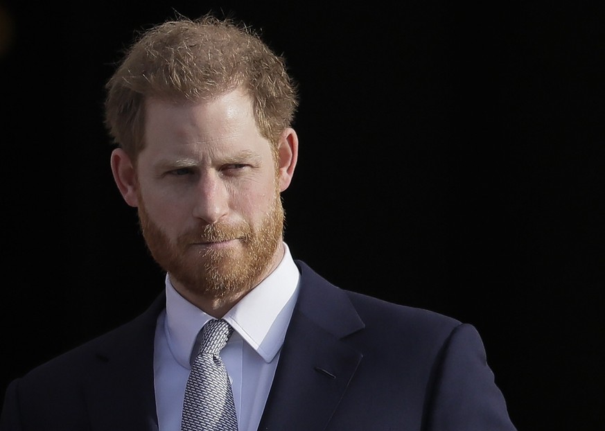 ARCHIV - 16.01.2020, Großbritannien, London: Der britische Prinz Harry steht in den Gärten des Buckingham-Palasts. (zu dpa: «Urteil im Streit um Sicherheit von Harry in Großbritannien erwartet») Foto: ...