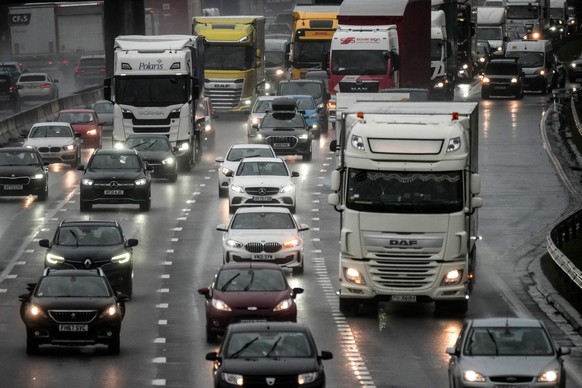 KNUTSFORD, UNITED KINGDOM - MARCH 28: Afternoon rush hour and bank holiday traffic begins to build up on M6 motorway through Cheshire on March 28, 2024 in Knutsford, United Kingdom. This year&#039;s E ...