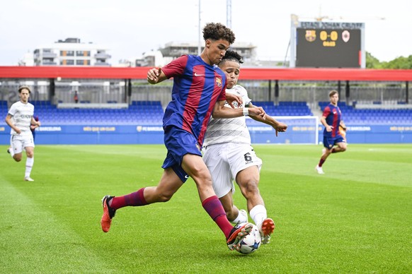 Barcelona s Noah Darvich and Antwerp s Nolhan Courtens pictured in action during a soccer game between Spanish FC Barcelona, Barca and Belgian Royal Antwerp FC, on Tuesday 19 September 2023 in Barcelo ...