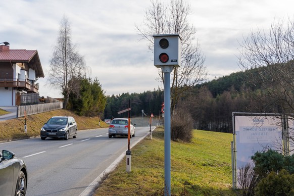 Tirol, Österreich – 8. Januar 2023: Ein Blitzer kontrolliert die Geschwindigkeit auf einer stark befahrenen Straße in Österreich.  Radarfalle Geschwindigkeitskontrolle *** Radarkamera zur Geschwindigkeitskontrolle auf einer stark befahrenen Straße in Österreich.  R...