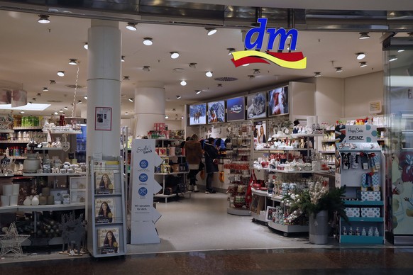 D�sseldorf, Deutschland, 21.12.2019 Der Eingang zu einer Filiale der Drogerie Marktkette DM in den Schadow Arkaden in der Innenstadt in D�sseldorf *** D�sseldorf, Germany, 21 12 2019 The entrance to a ...