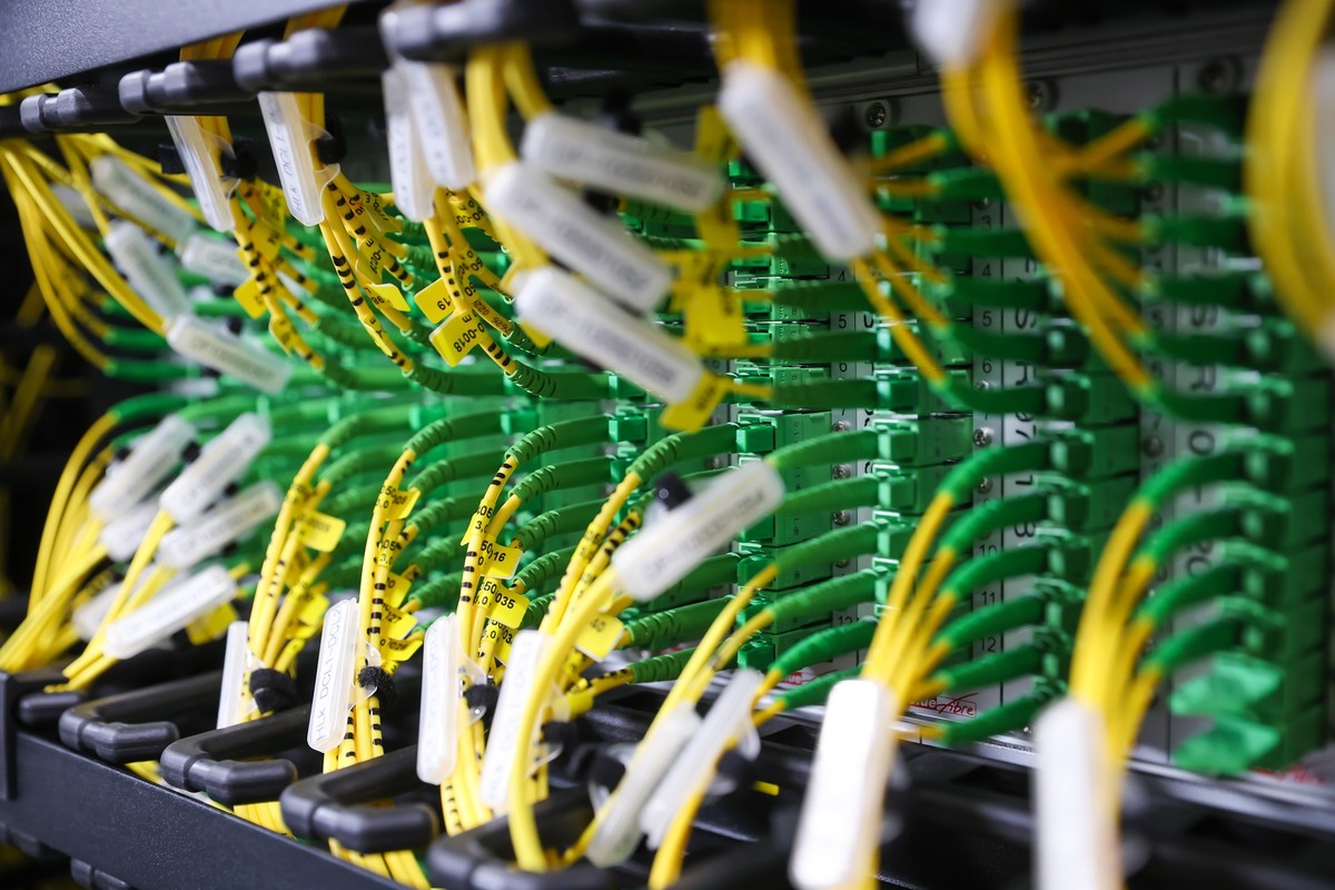 ARCHIV - 13.10.2022, Sachsen, Taucha: Lichtwellenleiter (Glasfaserkabel) sind im neuen Rechenzentrum im Datacenter Leipzig verbaut. Die Rückkehr ins Büro nach coronabedingten Homeoffice-Zeiten macht s ...