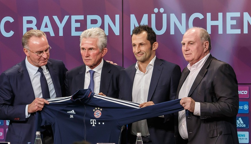 Triple-Trainer und späterer Notnagel: Jupp Henyckes (zw. v. l.) ist zu alt geworden, um für die Bayern-Bosse Karl-Heinz Rummenigge, Hasan Salihamidzic und Uli Hoeneß (v.l.n.r.) eine weitere Ära zu prägen.  