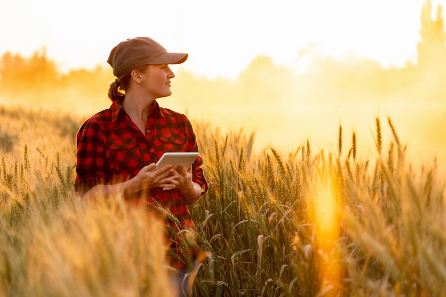 Farmerin im Kornfeld