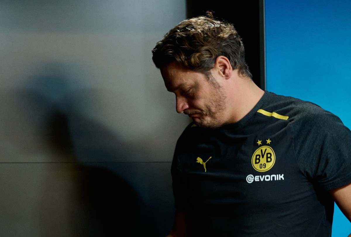 ARCHIV - 06.11.2023, Nordrhein-Westfalen, Dortmund: Fu�ball: Champions League, vor dem Spiel Borussia Dortmund - Newcastle United. Trainer Edin Terzic verl�sst nach einer Pressekonferenz das Podium. D ...