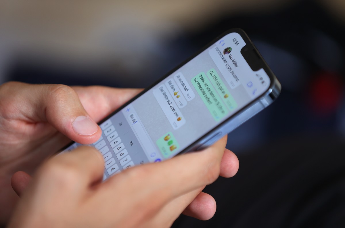 ILLUSTRATION - 06.07.2022, Bayern, Augsburg: Ein junger Mann tippt auf einem Smartphone eine WhatsApp Nachricht. Sprachnachrichten sorgen dagegen bei manchen Empf