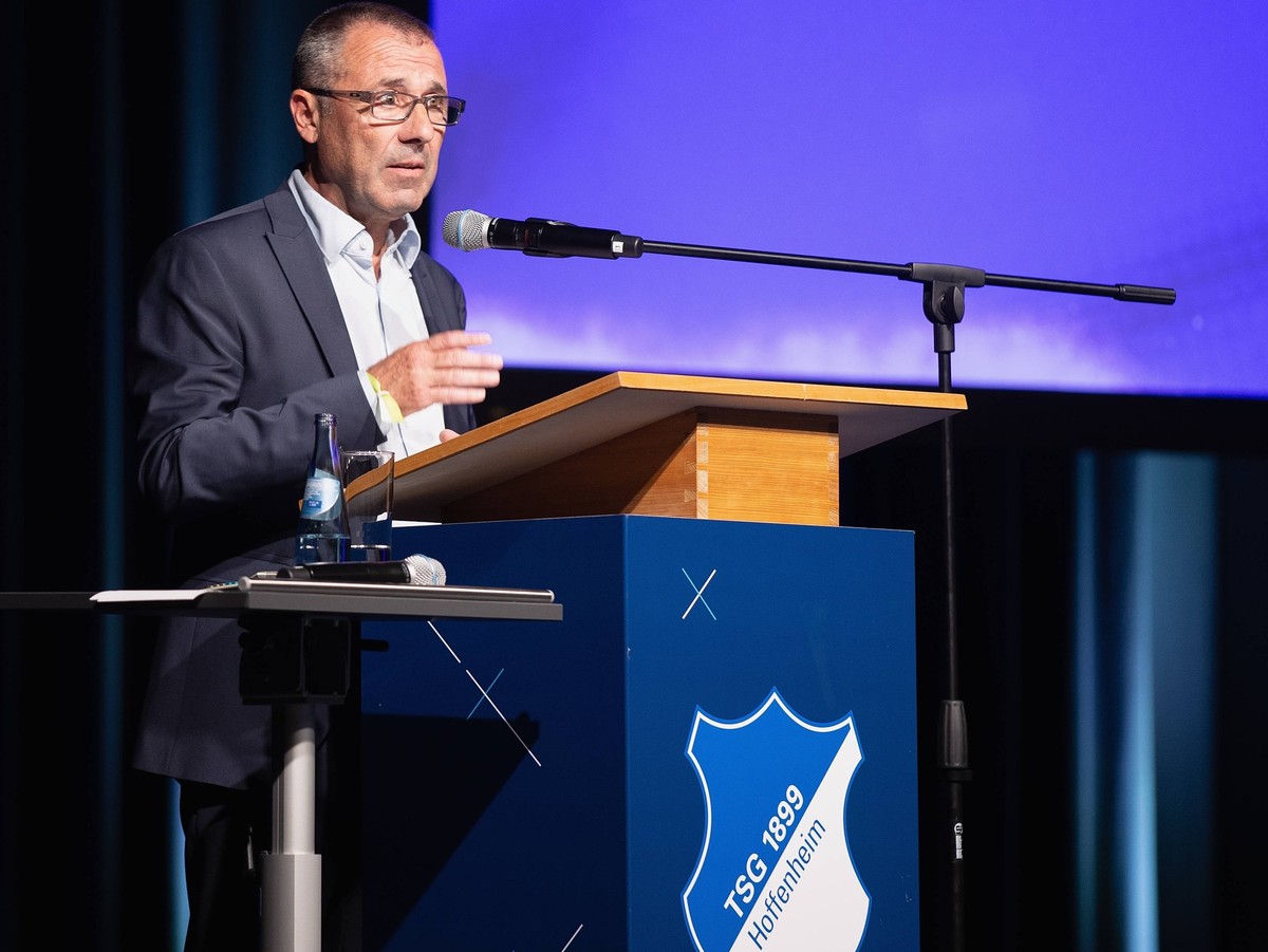 Im Bild: Der Kandidat zum ersten Vorsitzenden, Joerg Albrecht, erklaert weshalb er kandidiert. 02.09.2024, Mietgliederversammlung der TSG 1899 Hoffenheim, Deutschland, Sinsheim, Stadthalle Sinsheim, * ...