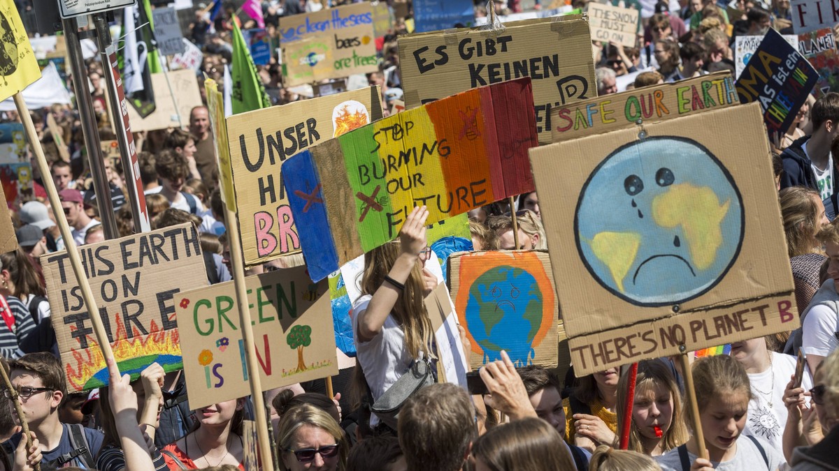 Koeln, DEU, 24.05.2019 Klimastreik, Schulstreik, Fridays For Future Demonstration, Schueler demonstrieren auf dem Roncalliplatz am Koelner Dom gegen den Klimawandel