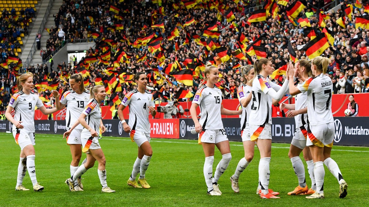 Die deutsche Mannschaft bejubelt den Treffer zum 2:1 durch Lea Schüller Deutschland, 7, rechts, jubeln über ein Tor, Jubel, Torjubel, Torerfolg, celebrate the goal, goal, celebration, Jubel ueber das  ...