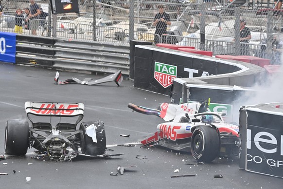 Der Crash in Monaco Ende Mai riss Schumachers Fahrzeug in zwei Teile.