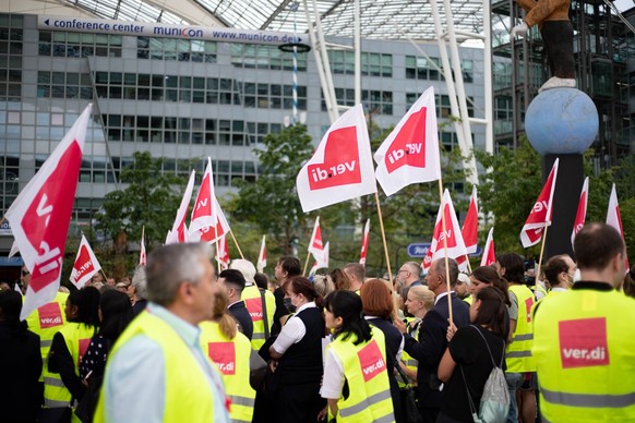 News Bilder des Tages Streik am Flughafen: Lufthansa Flugverkehr weitgehend eingestellt Am 27.7.2022 beteiligten sich ca. 200 Besch