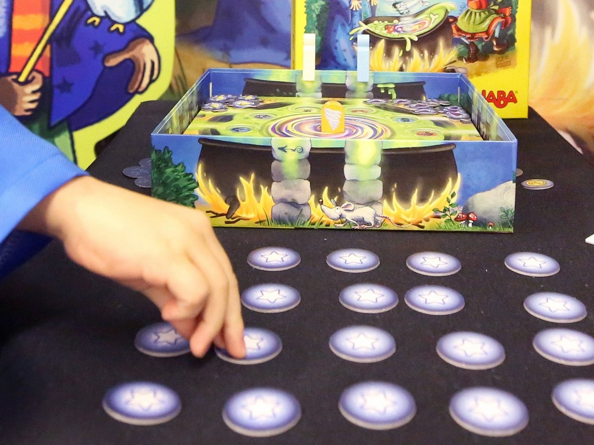 ARCHIV - 23.10.2019, Nordrhein-Westfalen, Essen: Das Kinderspiel &quot;Wunderkessel&quot; wird w�hrend der Neuheitenvorstellung der Messe &quot;Spiel &#039;19&quot; gnezeigt. Der oberfr�nkische Spielw ...