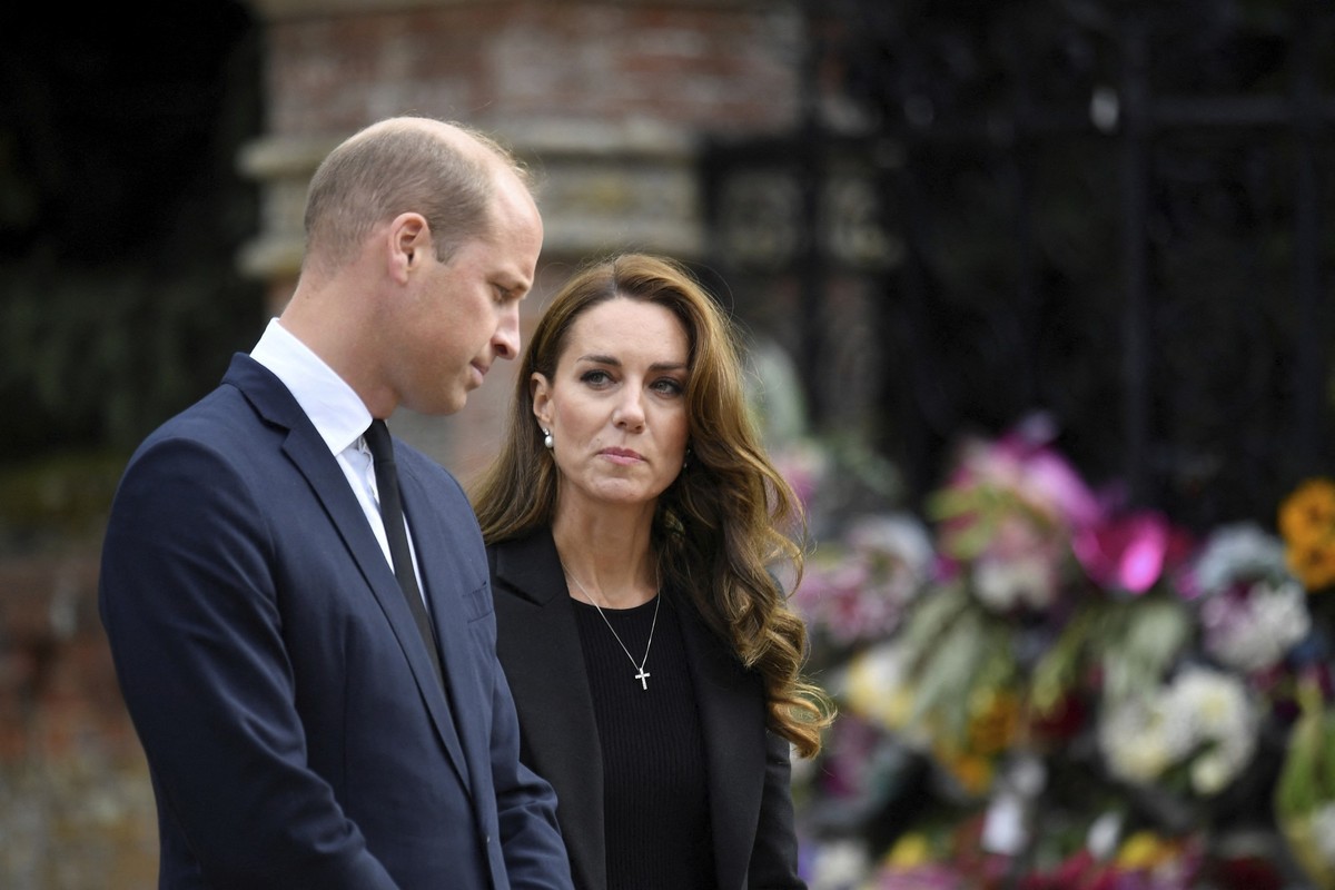 15.09.2022, Gro�britannien, Norfolk: Prinz William (r), Prinz von Wales, und Kate, Prinzessin von Wales, betrachten die Blumen, die nach dem Tod von K�nigin Elizabeth II. von der �ffentlichkeit vor de ...
