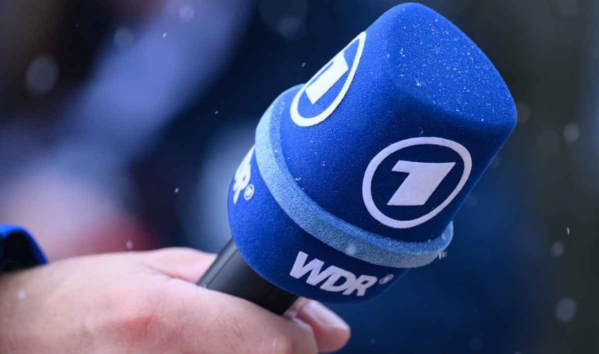 ARCHIV - 24.02.2024, Nordrhein-Westfalen, Winterberg: ILLUSTRATION - Ein Sportreporter der ARD h