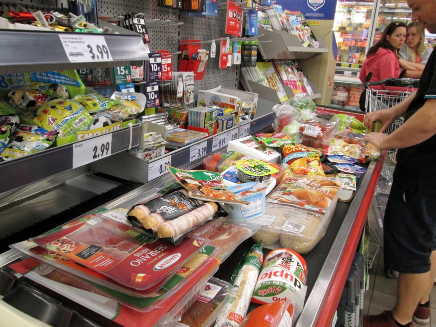 12.07.2018 Waldshut,Deutschland. Im Bild. Einkaufstourismus .Foerderband an einer Kasse im Supermarkt( Billig Tourismus Einkaufen Fleisch Fleischwaren Lebensmittel c) Manuel Geisser *** 12 07 2018 Wal ...