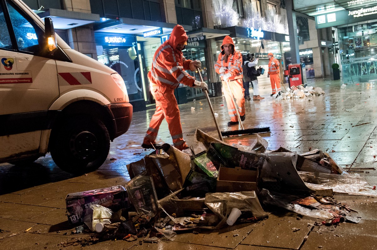 01.01.2019, Hamburg: Mitarbeiter der Stadtreinigung räumen Müll vom Jungfernstieg. Foto: Daniel Bockwoldt/dpa