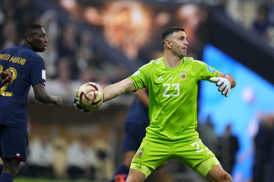 Argentina&#039;s goalkeeper Emiliano Martinez throws during the World Cup final soccer match between Argentina and France at the Lusail Stadium in Lusail, Qatar, Sunday, Dec. 18, 2022. (AP Photo/Natac ...