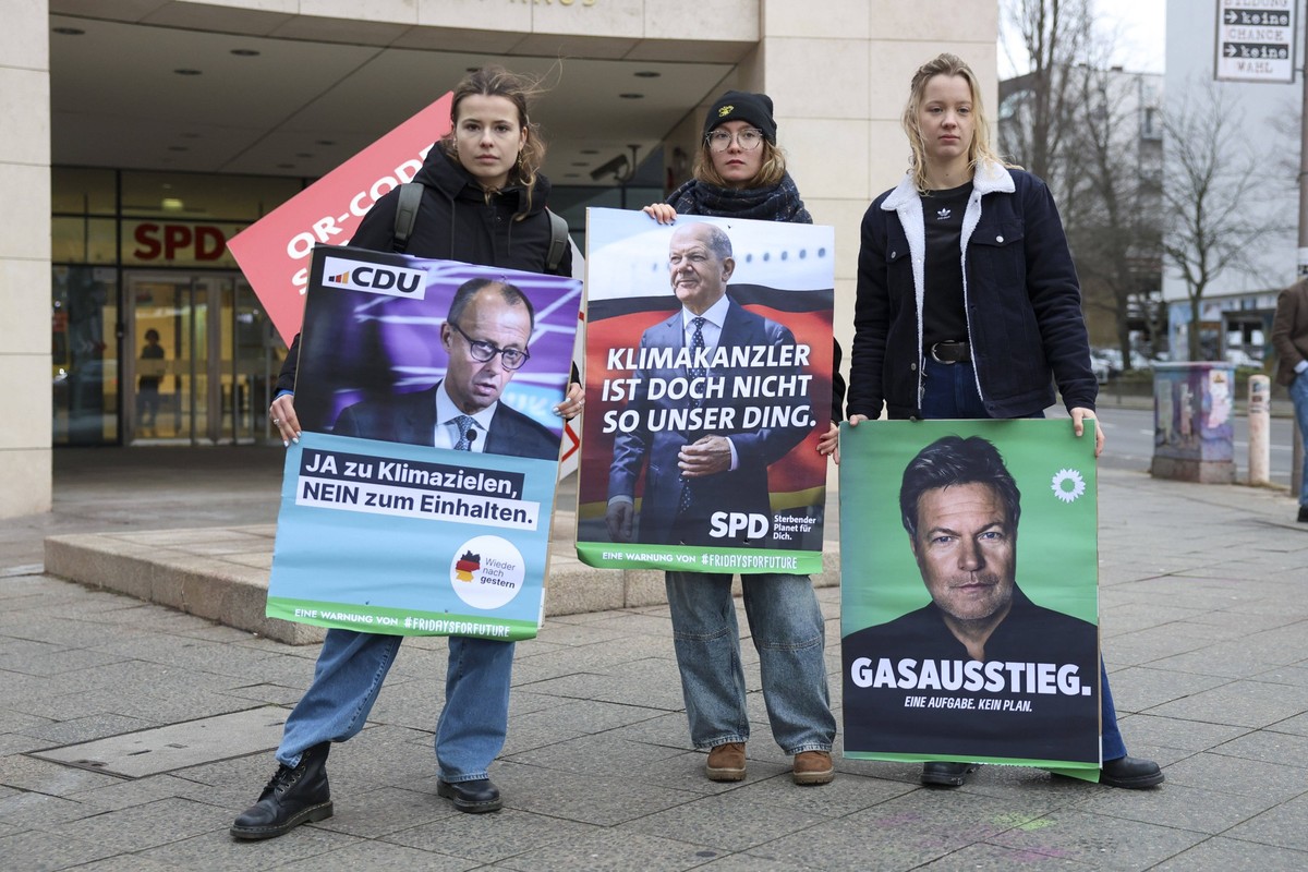 Franziska Lies, Luisa Neubauer und Carla Reemtsma, Umweltaktivisten Fridays for Future bei Guerillaaktion zum Âwahren WahlplakatÂ im Vorfeld der SPD-Sitzung vor dem Willy-Brandt-Haus am 17.12.24 in Be ...