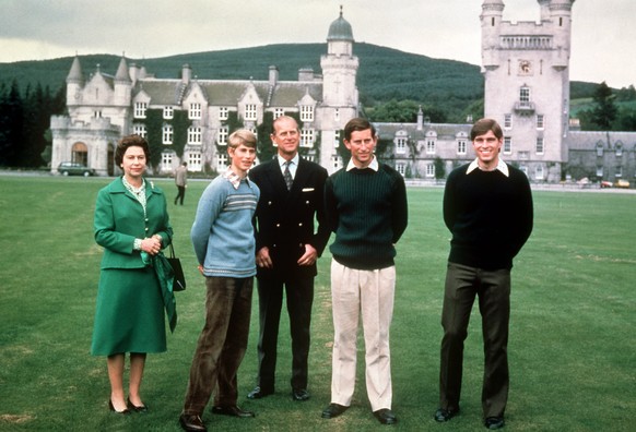 Königin Elizabeth II., Prinz Edward, Prinz Philip, Prinz Charles und Prinz Andrew: Im November 1979 posieren die Royals vor Schloss Balmoral in Schottland.