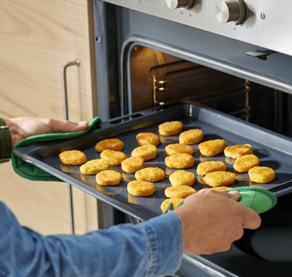 Die veganen Nuggets von Ikea können einfach im Ofen aufgewärmt werden.