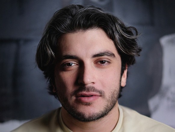 Khesrau Behroz wurde für seine vorherigen Podcast-Projekte vielfach ausgezeichnet.