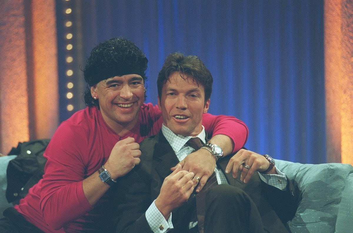 Lothar Matth�us re. und Diego Maradona in Wetten, dass... ZDF 01/01 her Mann ehemaliger Fu�ballspieler Sportler Profi-Sport Profisport Fu�ball Ex-Fu�baller Fu�ballprofi dunkelhaarig sitzend Saal Studi ...