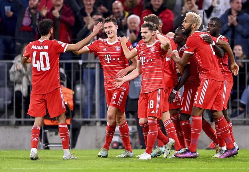 FUSSBALL CHAMPIONS LEAGUE SAISON 2022/2023 Vorrunde Gruppe C 6. Spieltag Inter Mailand - FC Bayern Muenchen 01.11.2022 Jubel nach dem Tor zum 1-0 mit v. li. Noussair Mazraoui dem Torschuetzen Benjamin ...