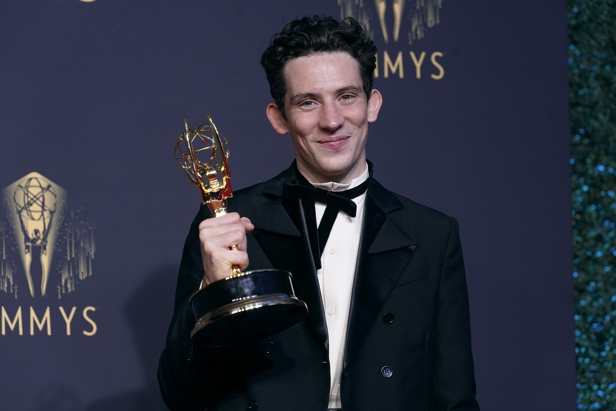 19.09.2021, USA, Los Angeles: Josh O&#039;Connor, Gewinner des Preises f�r den herausragenden Hauptdarsteller in einer Dramaserie f�r &quot;The Crown&quot;, posiert bei den 73. Primetime Emmy Awards i ...