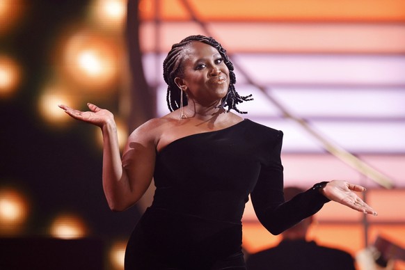 Moderatorin Motsi Mabuse steht bei der Kennenlernshow zu Beginn der 16. Staffel der RTL-Tanzshow Let s Dance im MMC Coloneum am Jurypult. Köln, 17.02.2023 NRW Deutschland *** Host Motsi Mabuse stands  ...