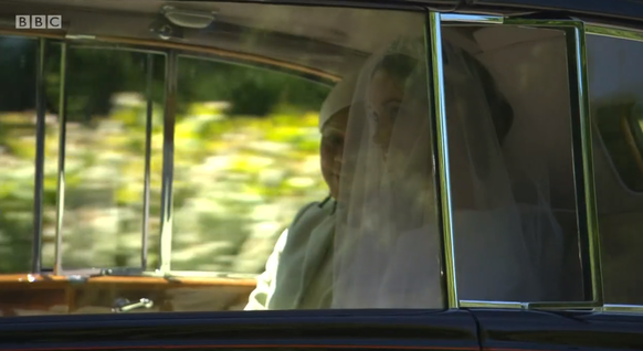 Ein erster Blick auf Meghan Markle, die im Auto zur Kirche anreist