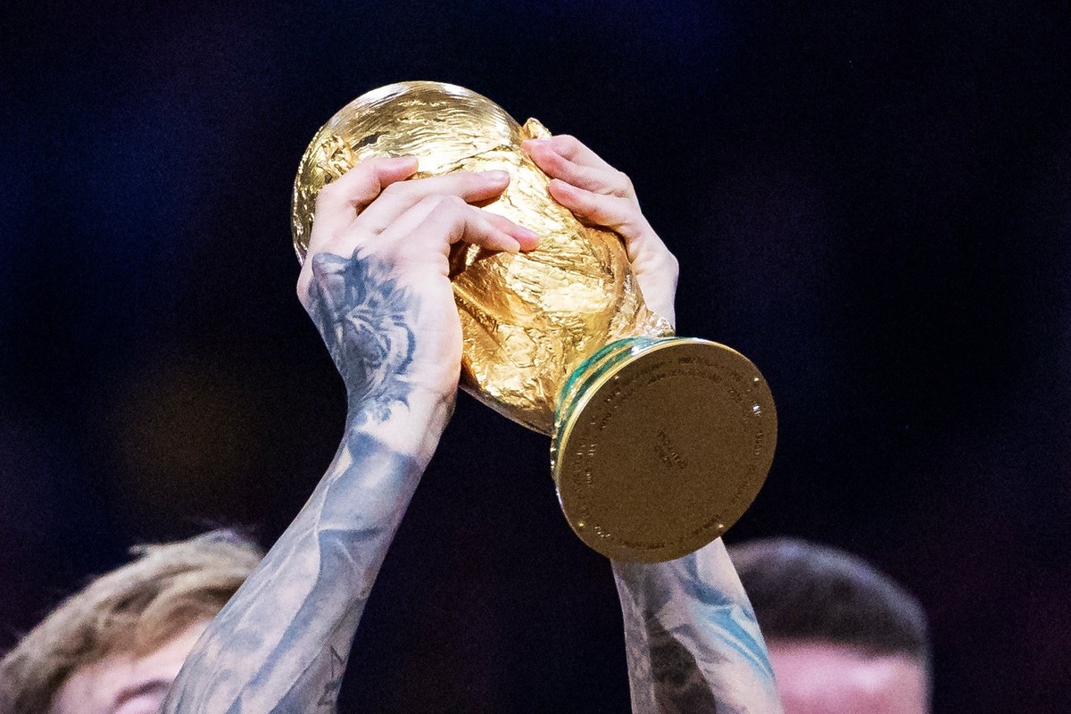 ARCHIV - 18.12.2022, Katar, Lusail: Fußball: WM, Argentinien - Frankreich, Finalrunde, Finale, Lusail Stadion, Argentiniens Nicolás Otamendi jubelt mit WM - Pokal und seiner Mannschaft über den gewinn ...