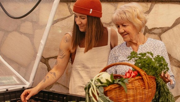 Wenn Oma und Enkelin gemeinsam die vegane Ernährung entdecken, kann am Ende auch mal ein Buch entstehen.