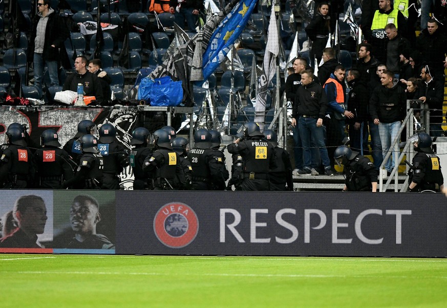 21.02.2019, xfux, Fussball UEFA Europa League, Eintracht Frankfurt - Schachtar Donezk, emspor, v.l. Polizei / Polizisten stuermen den Innenraum und beschlagnahmen ein Banner der Fans Eintracht Frankfu ...