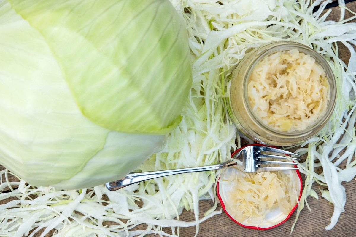 ILLUSTRATION - 29.10.2015, Brandenburg, L�bbenau: Sauerkraut steht auf einem Tisch (Archivbild). (zu dpa: �Studie: Diese Lebensmittel k�nnten es k�nftig schwer haben�) Foto: Patrick Pleul/dpa-Zentralb ...