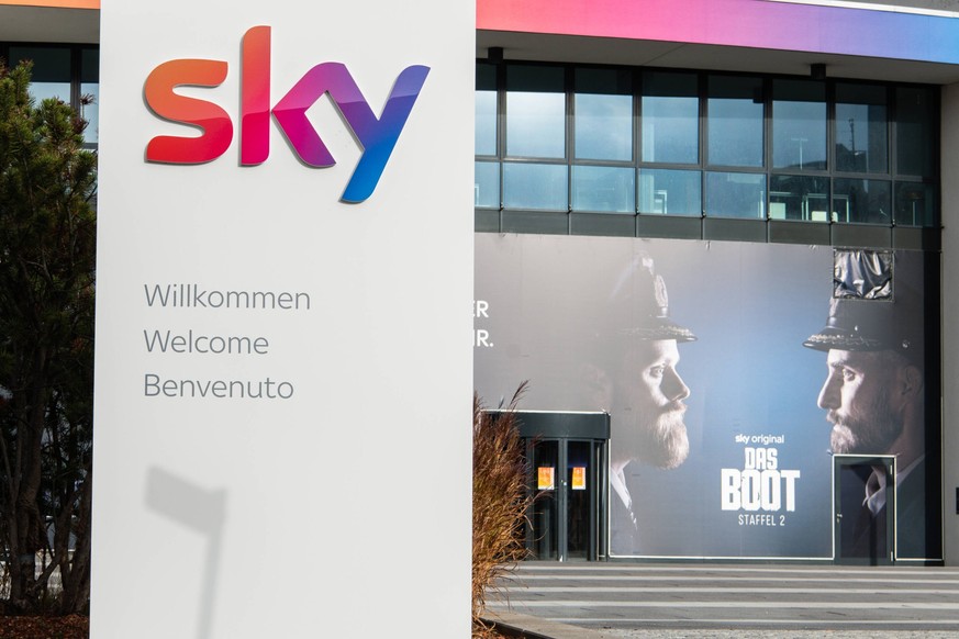 München Haupteingang zur Firmenzentrale des Fernsehsenders Sky , 07.11.2020, Muenchen-Unterfoehring Haupteingang zur Firmenzentrale des Fernsehsenders Sky in Muenchen-Unterfoehring. *** Munich Main en ...