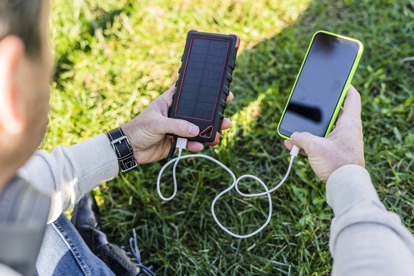 Mit Solarladegeräten lassen sich Mobiltelefon und Laptop weiter betreiben – zumindest tagsüber.