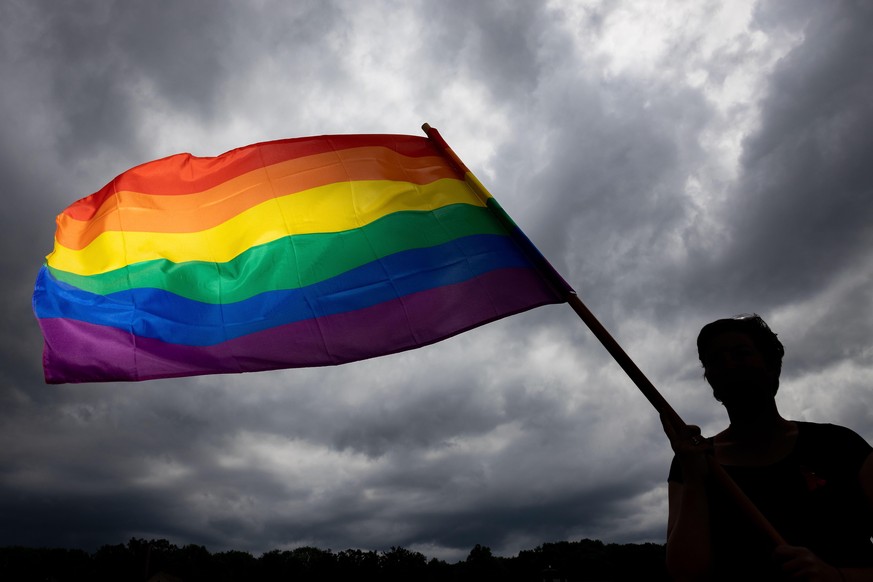 Regenbogenflagge vor dunklem Hintergrund