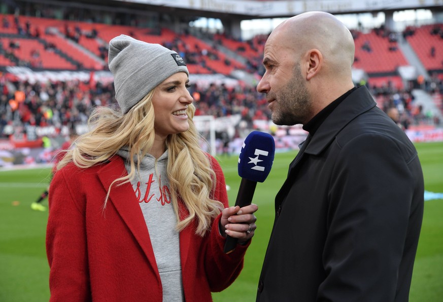 17.03.2019, Fussball GER, Saison 2018 2019, 1. Bundesliga, 26. Spieltag, Bayer 04 Leverkusen - SV Werder Bremen 1:3, Eurosport Reporterin Anna Kraft im Interview mit Trainer Peter Bosz (Bayer 04 Lever ...