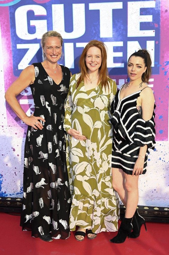 Eva Mona Rodekirchen, Olivia Marei und Anne Menden bei der GZSZ Party 30 Jahre GZSZ im GZSZ Au�enset an der Orenstein-&amp;-Koppel-Stra�e. Potsdam, 10.05.2022 *** Eva Mona Rodekirchen, Olivia Marei an ...