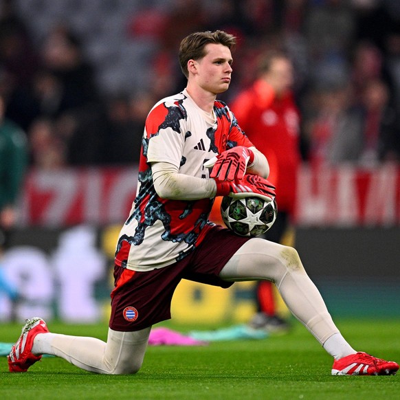 05.03.2025, Bayern, München: Fußball, Champions League, FC Bayern München - Bayer Leverkusen, Achtelfinale, Hinspiel, Allianz Arena, Münchens Torwart Jonas Urbig beim Aufwärmen vor dem Spiel. Foto: To ...