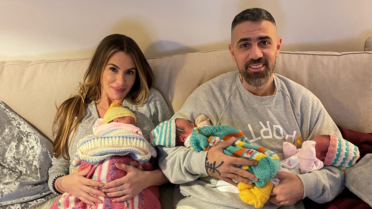 HANDOUT - 25.11.2021, -: Knapp zwei Wochen nach der Geburt zeigt sich Rapper Bushido auf einem ersten Familienfoto mit Ehefrau Anna-Maria Ferchichi und ihren neugeborenen Drillings-M