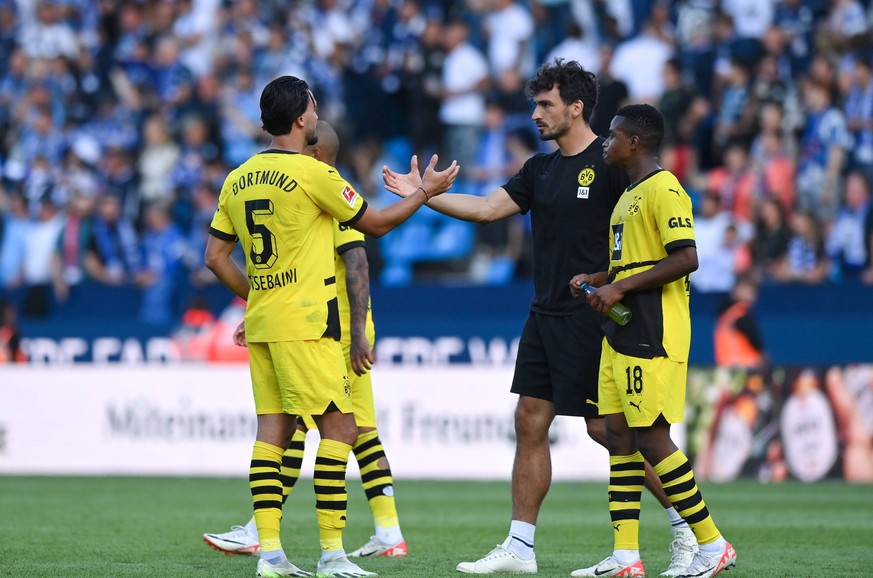 v.li., Ramy Bensebaini Borussia Dortmund, Mats Hummels Borussia Dortmund, Youssoufa Moukoko Borussia Dortmund nach dem Spiel 26.08.2023, Fussball GER, Saison 2023/2024, 1. Bundesliga, 2. Spieltag, VfL ...