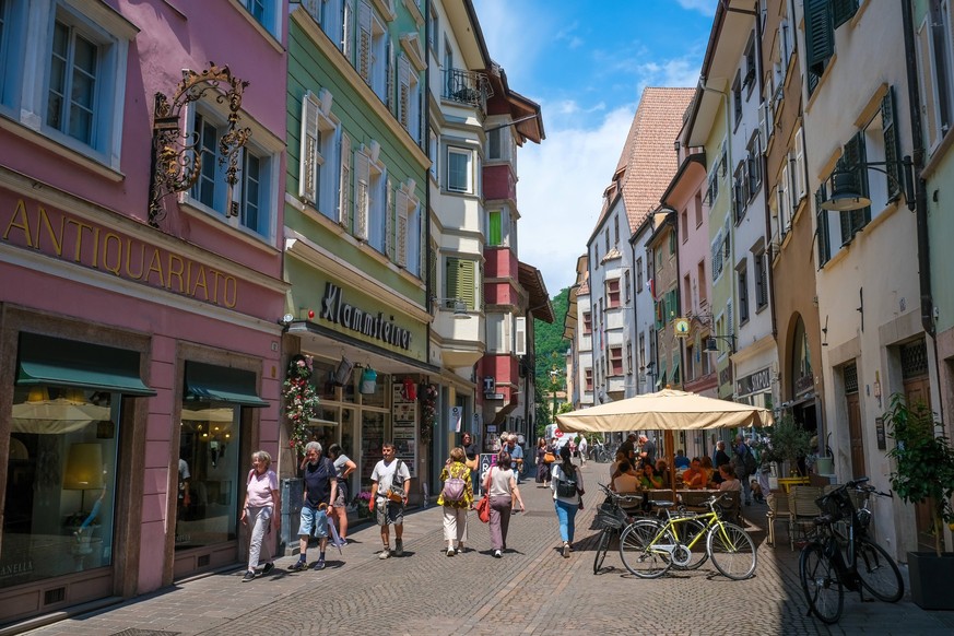 Bozen, Suedtirol, Italien - Passanten flanieren durch die Gassen der Altstadt. Bozen Südtirol Italien *** Bolzano, South Tyrol, Italy Passers-by stroll through the alleys of the old town Bolzano South ...