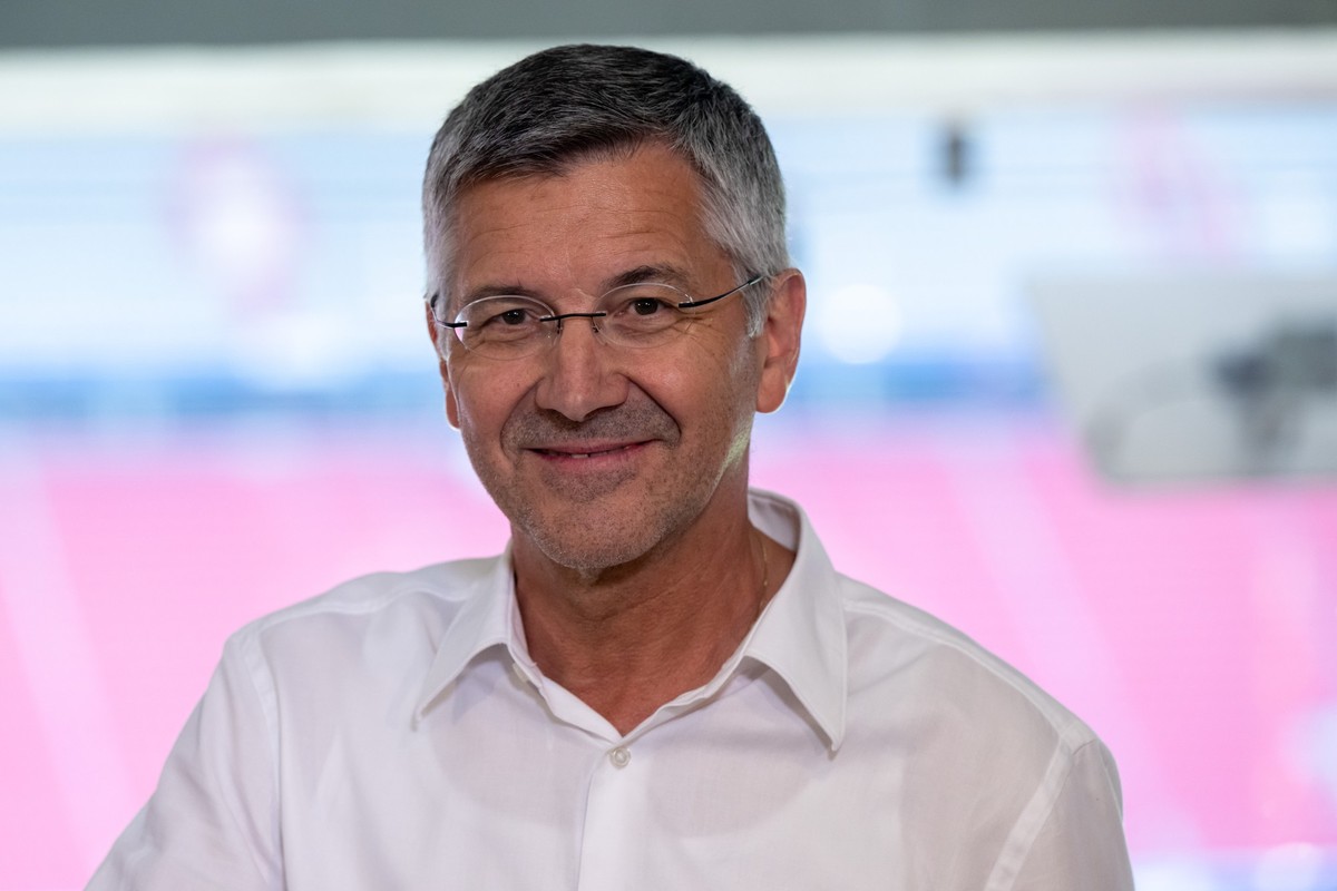 ARCHIV - 12.07.2023, Bayern, München: Herbert Hainer, Präsident des FC Bayern München, nimmt an der Medienrunde zum Thema Sicherheit bei Fußballspielen in der Allianz Arena teil. Hainer spricht über B ...